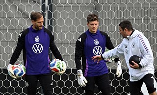 Oliver Baumann (l.) hört Torwart-Trainer Andreas Kronenberg aufmerksam zu. - Federico Gambarini/dpa Oliver Baumann (l.) hört Torwart-Trainer Andreas Kronenberg aufmerksam zu. - Federico Gambarini/dpa