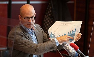 Ingo Nürnberger informiert auf einer Pressekonferenz zur Corona-Lage. - Oliver Krato (Archiv) Ingo Nürnberger informiert auf einer Pressekonferenz zur Corona-Lage. - Oliver Krato (Archiv)