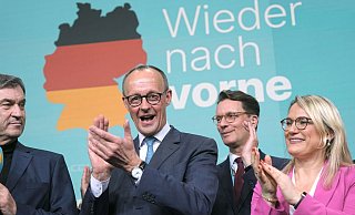 Mit CDU-Chef Friedrich Merz freut sich unter anderem NRW-Ministerpräsident Hendrik Wüst (2. v. r.) - Michael Kappeler/dpa Mit CDU-Chef Friedrich Merz freut sich unter anderem NRW-Ministerpräsident Hendrik Wüst (2. v. r.) - Michael Kappeler/dpa