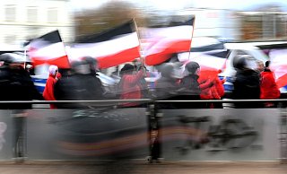 Teilnehmer einer Neonazi-Demonstration werden von der Polizei begleitet (Symbolbild). - Hendrik Schmidt/dpa-Zentralbild/dpa Teilnehmer einer Neonazi-Demonstration werden von der Polizei begleitet (Symbolbild). - Hendrik Schmidt/dpa-Zentralbild/dpa
