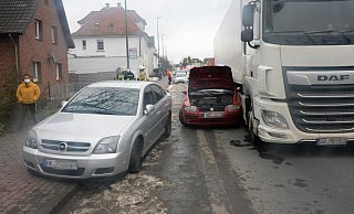 Die Polizeibeamten mussten die Fahrtrichtung Bielefeld ab der Einmündung Friedrich-Ebert-Straße sperren. - Andreas Eickhoff Die Polizeibeamten mussten die Fahrtrichtung Bielefeld ab der Einmündung Friedrich-Ebert-Straße sperren. - Andreas Eickhoff