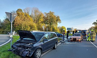 Zwei Personen sind beim Zusammenstoß eines Opel und eines BMW auf der Warburger Straße verletzt worden. - Feuerwehr Paderborn Zwei Personen sind beim Zusammenstoß eines Opel und eines BMW auf der Warburger Straße verletzt worden. - Feuerwehr Paderborn