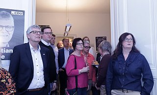 Kritische Blicke: Punkt 18 Uhr lauft in der CDU-Zentrale in Höxter die erste Prognose über die Leinwand. Christian Haase (l.) und seine Frau Sonja (r.) sehen nicht wirklich begeistert aus. - David Schellenberg Kritische Blicke: Punkt 18 Uhr lauft in der CDU-Zentrale in Höxter die erste Prognose über die Leinwand. Christian Haase (l.) und seine Frau Sonja (r.) sehen nicht wirklich begeistert aus. - David Schellenberg