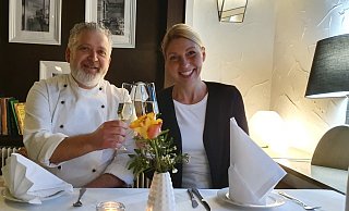Auf gutes Gelingen: Antonio Ferlaino, Chefkoch des Restaurants Habichtshöhe, und dessen Geschäftsführerin Ramona Schmidt stoßen auf ihre geschäftliche Partnerschaft in den "Taxbäumen" an. - Privat Auf gutes Gelingen: Antonio Ferlaino, Chefkoch des Restaurants Habichtshöhe, und dessen Geschäftsführerin Ramona Schmidt stoßen auf ihre geschäftliche Partnerschaft in den "Taxbäumen" an. - Privat