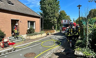 Die Feuerwehr wurde aufgrund einer starken Rauchentwicklung zu einem Mehrfamilienhaus in den Salzkottener Ortsteil Verne alarmiert. - Raph Meyer Die Feuerwehr wurde aufgrund einer starken Rauchentwicklung zu einem Mehrfamilienhaus in den Salzkottener Ortsteil Verne alarmiert. - Raph Meyer