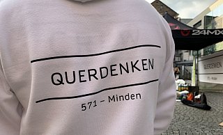 Corona-Leugner von "Querdenken 571" ziehen durch die Stadt und fordern in einer Kundgebung vor dem Rathaus die Aufhebung der Corona-Schutzmaßnahmen. - Kerstin Rickert Corona-Leugner von "Querdenken 571" ziehen durch die Stadt und fordern in einer Kundgebung vor dem Rathaus die Aufhebung der Corona-Schutzmaßnahmen. - Kerstin Rickert