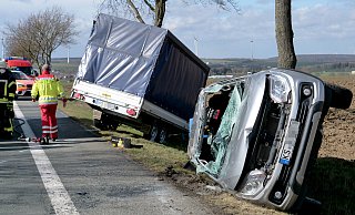 Vermutlich wurde das Gespann auf der Bundesstraße 68 von einer Sturmböe gepackt. Der Fiat wurde vollständig zerstört. - Ralph Meyer Vermutlich wurde das Gespann auf der Bundesstraße 68 von einer Sturmböe gepackt. Der Fiat wurde vollständig zerstört. - Ralph Meyer