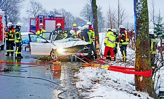 Rund 80 Minuten benötigten die Lichtenauer Feuerwehrleute, um den massiv im Beinbereich eingeklemmten BMW-Fahrer aus dem Wrack zu retten. - Ralph Meyer Rund 80 Minuten benötigten die Lichtenauer Feuerwehrleute, um den massiv im Beinbereich eingeklemmten BMW-Fahrer aus dem Wrack zu retten. - Ralph Meyer