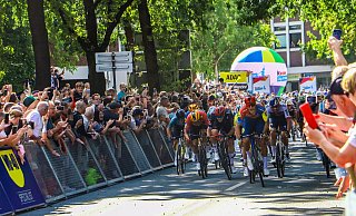 Tausende von Besuchrerinnen und Besuchern kommen am Donnerstag, 21. August, zum Zieleinlauf der Radrennfahrer an die Strecke vor dem Rathaus. - Daniel Salmon Tausende von Besuchrerinnen und Besuchern kommen am Donnerstag, 21. August, zum Zieleinlauf der Radrennfahrer an die Strecke vor dem Rathaus. - Daniel Salmon