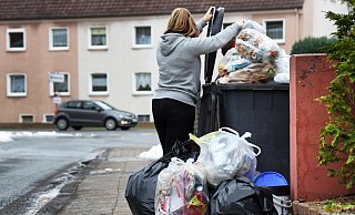 Der Schnee ist vielerorts fast vollständig verschwunden. Dennoch gibt es bei der Müllabfuhr weiter gravierende Probleme. - Barbara Franke Der Schnee ist vielerorts fast vollständig verschwunden. Dennoch gibt es bei der Müllabfuhr weiter gravierende Probleme. - Barbara Franke