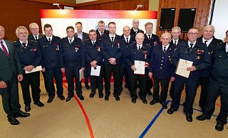 Vize-Landrat Hans-Bernd Janzen (l.), Bürgermeister Matthias Möllers (6. v. l.), Kreisbrandmeister Elmar Keuter (3. v. l.) und Wehrführer Rainer Hartmann (r.) gratulierten den Feuerwehrjubilaren zu ihren Auszeichnungen. - Ralph Meyer Vize-Landrat Hans-Bernd Janzen (l.), Bürgermeister Matthias Möllers (6. v. l.), Kreisbrandmeister Elmar Keuter (3. v. l.) und Wehrführer Rainer Hartmann (r.) gratulierten den Feuerwehrjubilaren zu ihren Auszeichnungen. - Ralph Meyer