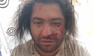 Dokument eines SEK-Zugriffs: Der Bielefelder Amir Jahanian sieht sichtlich mitgenommen aus. Eine Ähnlichkeit mit dem Hells-Angels-Rocker hat er nicht. - privat Dokument eines SEK-Zugriffs: Der Bielefelder Amir Jahanian sieht sichtlich mitgenommen aus. Eine Ähnlichkeit mit dem Hells-Angels-Rocker hat er nicht. - privat
