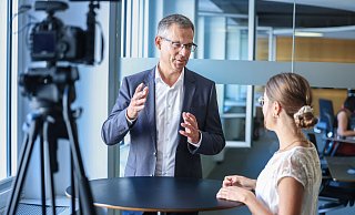 Marco Rüter von der Sparkasse Bielefeld beantwortet die drängendsten Fragen zur Baufinanzierung. Sollte man jetzt wirklich kaufen? - Sarah Jonek Marco Rüter von der Sparkasse Bielefeld beantwortet die drängendsten Fragen zur Baufinanzierung. Sollte man jetzt wirklich kaufen? - Sarah Jonek