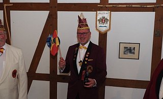 Mit den närrischen Zeichen der NKG (Fähnchen, Flachmann, Katzenorden) zeichneten Präsident Josef Schunicht (l.) und Prinz Dirk Guse (r.) ihren „Karnevalsbruder im Amt", Johannes Schlütz" aus. - NKG Mit den närrischen Zeichen der NKG (Fähnchen, Flachmann, Katzenorden) zeichneten Präsident Josef Schunicht (l.) und Prinz Dirk Guse (r.) ihren „Karnevalsbruder im Amt", Johannes Schlütz" aus. - NKG