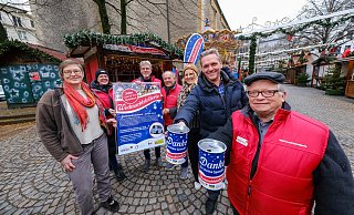 Vertreter verschiedener Bielefelder Institutionen werben für die Weihnachtslotterie. - Andreas Zobe Vertreter verschiedener Bielefelder Institutionen werben für die Weihnachtslotterie. - Andreas Zobe