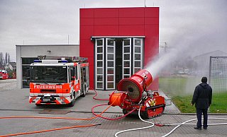 Über die Turbine wird das Löschwasser vernebelt. Eine Reichweite von bis zu 60 Metern ist möglich. - Feuerwehr Frankfurt am Main Über die Turbine wird das Löschwasser vernebelt. Eine Reichweite von bis zu 60 Metern ist möglich. - Feuerwehr Frankfurt am Main