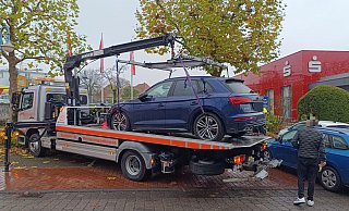 Der Wagen hing mit einer Person an einer Brüstung und wurde danach abgeschleppt. - Sven Hauhart Der Wagen hing mit einer Person an einer Brüstung und wurde danach abgeschleppt. - Sven Hauhart