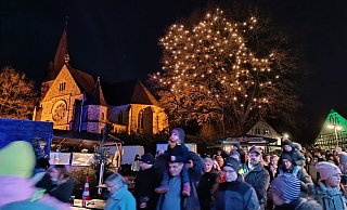 Eltern und Kinder strömen hinter dem Nikolaus in Richtung Pemberville Platz. - Sven Hauhart Eltern und Kinder strömen hinter dem Nikolaus in Richtung Pemberville Platz. - Sven Hauhart