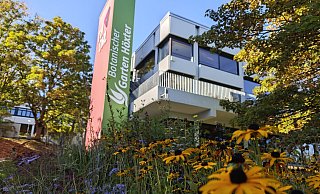 Für viele Studierende ist der Botanische Garten am Standort Höxter ein großes Pfund. Auch die Hochschule bewirbt ihn an prominenter Stelle am Gebäude. - Svenja Ludwig Für viele Studierende ist der Botanische Garten am Standort Höxter ein großes Pfund. Auch die Hochschule bewirbt ihn an prominenter Stelle am Gebäude. - Svenja Ludwig