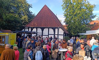 Bei herrlichem Sonnenschein genossen zahlreiche Besucher aus Bünde und Umgebung im Vorjahr die gemütliche Atmosphäre im Museumsgarten. - Alexandra Stratmeier Bei herrlichem Sonnenschein genossen zahlreiche Besucher aus Bünde und Umgebung im Vorjahr die gemütliche Atmosphäre im Museumsgarten. - Alexandra Stratmeier