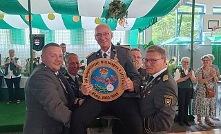 Zum Zeichen der Inthronisierung wurde der neue König Uwe Bökemeier von Kameraden auf einem Stuhl in die Höhe gehoben. - Sven Hauhart Zum Zeichen der Inthronisierung wurde der neue König Uwe Bökemeier von Kameraden auf einem Stuhl in die Höhe gehoben. - Sven Hauhart