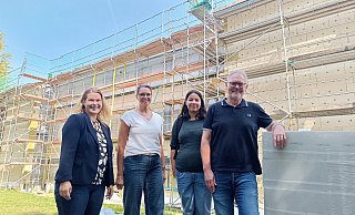 KBB-Chefin Manuela Handke (v.l.), Architektin Katja Flörke, KBB-Architektin Lisa Ropte und Architekt Andreas Krys erklären die Sanierungsmaßnahmen an der Grundschule Hunnebrock. - Sven Hauhart KBB-Chefin Manuela Handke (v.l.), Architektin Katja Flörke, KBB-Architektin Lisa Ropte und Architekt Andreas Krys erklären die Sanierungsmaßnahmen an der Grundschule Hunnebrock. - Sven Hauhart