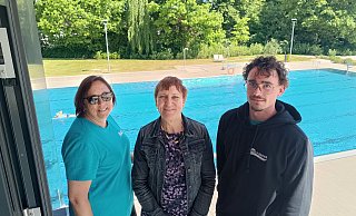 Badleiterin Kerstin Lech (v.l.), Geschäftsführerin Marion Kapsa und Auszubildender Robby Danielmeyer sorgen im Hintergrund für einen reibungslosen Ablauf im Bünder Freibad. - Sven Hauhart Badleiterin Kerstin Lech (v.l.), Geschäftsführerin Marion Kapsa und Auszubildender Robby Danielmeyer sorgen im Hintergrund für einen reibungslosen Ablauf im Bünder Freibad. - Sven Hauhart