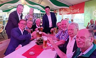 Philipp Amthor (sitzend v.l.) stößt mit Horst Wibbeler, Reinhard Linke, Karl-Heinz Uthoff, Horst Droese, Jürgen Büscher und Friedhelm Eickmann an. Die lokale Politprominenz prostet mit. - Sven Hauhart Philipp Amthor (sitzend v.l.) stößt mit Horst Wibbeler, Reinhard Linke, Karl-Heinz Uthoff, Horst Droese, Jürgen Büscher und Friedhelm Eickmann an. Die lokale Politprominenz prostet mit. - Sven Hauhart