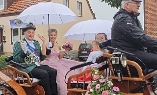 Stefan Kremper und Lea Koch regieren die Borgentreicher Schützen - über den Wettergott haben sie leider keine Befehlsgewalt. - Svenja Ludwig Stefan Kremper und Lea Koch regieren die Borgentreicher Schützen - über den Wettergott haben sie leider keine Befehlsgewalt. - Svenja Ludwig
