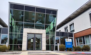 Der 24-Jährige wurde in der Psychatrie der Kreiskliniken Herford-Bünde eingewiesen. Am nächsten Tag wurde er wieder entlassen. - Jan-Henrik Gerdener Der 24-Jährige wurde in der Psychatrie der Kreiskliniken Herford-Bünde eingewiesen. Am nächsten Tag wurde er wieder entlassen. - Jan-Henrik Gerdener