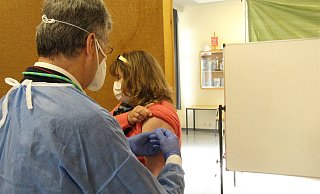 THW-Helferin Marion Böttcher erhält von Mediziner Albert Götte ihre Coronaschutzimpfung – in vier Wochen wird sich der komplette Vorgang noch einmal wiederholen. - Burkhard Battran THW-Helferin Marion Böttcher erhält von Mediziner Albert Götte ihre Coronaschutzimpfung – in vier Wochen wird sich der komplette Vorgang noch einmal wiederholen. - Burkhard Battran