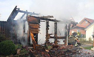 Die Feuerwehr bekämpfte den Brand von zwei Seiten. - Johannes Büttner Die Feuerwehr bekämpfte den Brand von zwei Seiten. - Johannes Büttner