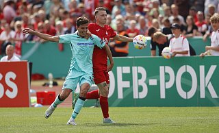 Tobias Müller (l.), hier im Duell gegen Einheit-Spieler Lukas Ferchow, feierte in Wernigerode seinen ersten Pflichtspiel-Einsatz für den SC Paderborn. - picture alliance/dpa Tobias Müller (l.), hier im Duell gegen Einheit-Spieler Lukas Ferchow, feierte in Wernigerode seinen ersten Pflichtspiel-Einsatz für den SC Paderborn. - picture alliance/dpa