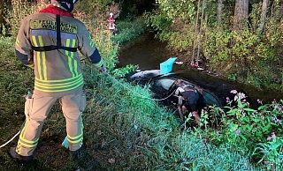 Die Feuerwehr Warburg zog das Auto mit einem Kran aus der Twiste. - Feuerwehr Warburg Die Feuerwehr Warburg zog das Auto mit einem Kran aus der Twiste. - Feuerwehr Warburg