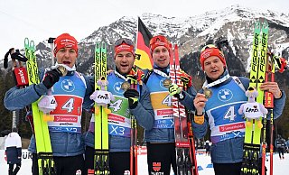 Johannes Kühn (2.v.r.) feiert mit dem deutschen Team Staffel-Bronze. - Martin Schutt/dpa Johannes Kühn (2.v.r.) feiert mit dem deutschen Team Staffel-Bronze. - Martin Schutt/dpa
