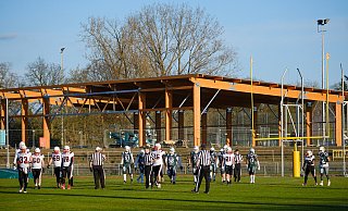 Die Spieler der Bielefelder Bulldogs können auf der Rußheide hautnah die Arbeiten zum Aufbau der neuen Freiluftsporthalle erleben. - Andreas Zobe Die Spieler der Bielefelder Bulldogs können auf der Rußheide hautnah die Arbeiten zum Aufbau der neuen Freiluftsporthalle erleben. - Andreas Zobe