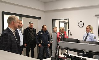 Wachleiterin Ilka Hahler (r.) führte die Espelkamper Kommunalpolitiker durch die Räumlichkeiten der neuen Polizeiwache. - Klaus Frensing Wachleiterin Ilka Hahler (r.) führte die Espelkamper Kommunalpolitiker durch die Räumlichkeiten der neuen Polizeiwache. - Klaus Frensing