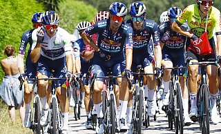 Florian Lipowitz (l.) und Primoz Roglic (2. v. l.) waren bis zuletzt gemeinsam bei der Tour de France erfolgreich. Wen das Team Red Bull Bora Hansgrohe zur Deutschland-Tour nach Paderborn schickt, ist noch offen. - picture alliance / Roth / SCA Florian Lipowitz (l.) und Primoz Roglic (2. v. l.) waren bis zuletzt gemeinsam bei der Tour de France erfolgreich. Wen das Team Red Bull Bora Hansgrohe zur Deutschland-Tour nach Paderborn schickt, ist noch offen. - picture alliance / Roth / SCA