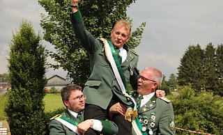 Martin Hartmann: Der neue König auf den Schultern seiner Kameraden. - Schützen Martin Hartmann: Der neue König auf den Schultern seiner Kameraden. - Schützen