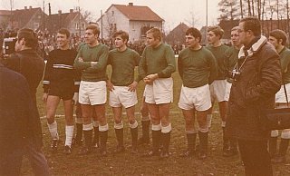 Torwart Willi Haring (v.l.) Detlev Bönisch, Bodo Horstkotte, Rolf Schürmann, Dirk Schlüter, Dietmar Zentner, Dieter Roggow, Bernd Schulenkorf. Weiter waren Peter Kubina, Eckhard Schwarz, Karl-Heinz Schweppe, Helmut Vienop , Klaus Ussling und Dirk Schlüter dabei. - Kurt Mailänder Torwart Willi Haring (v.l.) Detlev Bönisch, Bodo Horstkotte, Rolf Schürmann, Dirk Schlüter, Dietmar Zentner, Dieter Roggow, Bernd Schulenkorf. Weiter waren Peter Kubina, Eckhard Schwarz, Karl-Heinz Schweppe, Helmut Vienop , Klaus Ussling und Dirk Schlüter dabei. - Kurt Mailänder
