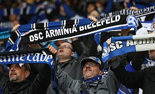 Nach elf Jahren endlich mal wieder in der Bundesliga, nach fast sieben Monaten endlich mal wieder trotz Corona: Feiernde Fans auf der Alm. Achtung: Das Foto verdichtet alles sehr. - picture alliance Nach elf Jahren endlich mal wieder in der Bundesliga, nach fast sieben Monaten endlich mal wieder trotz Corona: Feiernde Fans auf der Alm. Achtung: Das Foto verdichtet alles sehr. - picture alliance