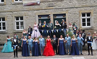 Thron mit Gästen: Königin Svea Hillebrand und König Maximilian Gehrke (Mitte) sowie Meike Becker mit Finn Hillebrand (vorn, v. l.), Mareike Schnurbusch mit Florian Münster, Sophia Gehrke mit Rico Golüke, Patricia Hillebrand mit Jan Bickmann. - Josef Köhne Thron mit Gästen: Königin Svea Hillebrand und König Maximilian Gehrke (Mitte) sowie Meike Becker mit Finn Hillebrand (vorn, v. l.), Mareike Schnurbusch mit Florian Münster, Sophia Gehrke mit Rico Golüke, Patricia Hillebrand mit Jan Bickmann. - Josef Köhne
