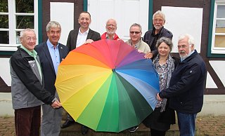 So bunt ist Brakel: Adalbert Grüner, Brakels Bürgermeister Hermann Temme, Thomas Rudolphi, Meinolf Schulte , Michael Fiekens, Rudolf Mönikes, Marion Benzait und Hans-Georg Harrer halten einen vielfarbigen Regenschirm als Symbol für Offenheit. - Alexander Graßhoff So bunt ist Brakel: Adalbert Grüner, Brakels Bürgermeister Hermann Temme, Thomas Rudolphi, Meinolf Schulte , Michael Fiekens, Rudolf Mönikes, Marion Benzait und Hans-Georg Harrer halten einen vielfarbigen Regenschirm als Symbol für Offenheit. - Alexander Graßhoff