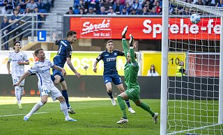 SCP-Innenverteidiger Calvin Brackelmann (vorne, 2. v. l.) befördert den Ball aus kurzer Distanz zum 1:1 in die Maschen. FCM-Keeper Dominik Reimann ist machtlos. - picture alliance/dpa SCP-Innenverteidiger Calvin Brackelmann (vorne, 2. v. l.) befördert den Ball aus kurzer Distanz zum 1:1 in die Maschen. FCM-Keeper Dominik Reimann ist machtlos. - picture alliance/dpa