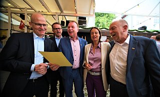 Singen das Paderborn-Lied: (v. l.) Ralph Brinkhaus, Mitglied des Bundestags, CDU-Generalsekretär Carsten Linnemann, Ulrich Lange, Bürgermeister in Bad Lippspringe und MIT-Kreisvorsitzender, Regierungspräsidentin Anna Katharina Bölling sowie Landrat und Preisträger Christoph Rüther. - Rajkumar Mukherjee Singen das Paderborn-Lied: (v. l.) Ralph Brinkhaus, Mitglied des Bundestags, CDU-Generalsekretär Carsten Linnemann, Ulrich Lange, Bürgermeister in Bad Lippspringe und MIT-Kreisvorsitzender, Regierungspräsidentin Anna Katharina Bölling sowie Landrat und Preisträger Christoph Rüther. - Rajkumar Mukherjee