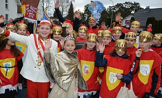 Das Kinderprinzenpaar Phil Hegemann und Charlotte Barth winkt beim Kinderkarnevalsumzug vom Februar inmitten einer Ritterschar den vielen Besuchern zu. - Karin Prignitz Das Kinderprinzenpaar Phil Hegemann und Charlotte Barth winkt beim Kinderkarnevalsumzug vom Februar inmitten einer Ritterschar den vielen Besuchern zu. - Karin Prignitz