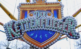 Der Kettenflieger blieb bei der Kirmes "Halle blüht auf" mit 21 Fahrgästen auf gut 20 Metern Höhe stehen. Nun hat der TÜV den Grund dafür gefunden. - Nicole Donath Der Kettenflieger blieb bei der Kirmes "Halle blüht auf" mit 21 Fahrgästen auf gut 20 Metern Höhe stehen. Nun hat der TÜV den Grund dafür gefunden. - Nicole Donath