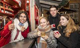 Beritan Celik (l.) und die NW-Autoren Charlotte Hohoff, Jasper Buschmann und Dana Stoll (v.l.) genießen einen Glühwein auf dem Alten Markt. - Dieckmann-Fotodesign l Bielefeld Beritan Celik (l.) und die NW-Autoren Charlotte Hohoff, Jasper Buschmann und Dana Stoll (v.l.) genießen einen Glühwein auf dem Alten Markt. - Dieckmann-Fotodesign l Bielefeld