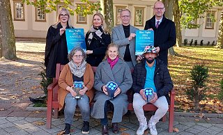 Es laden zur Blue Night ein: Anna Charlotte Peussner (hinten v. l., Porta Event), Kirsten Weigelt (Volksbank), Tim Schütte (Werbegemeinschaft), Margaret Weirich (vorne v. l., Werbegemeinschaft), Beate Krämer (Staatsbad) und Mohammed Khodeir (Mahalo). - Dana Thoeren Es laden zur Blue Night ein: Anna Charlotte Peussner (hinten v. l., Porta Event), Kirsten Weigelt (Volksbank), Tim Schütte (Werbegemeinschaft), Margaret Weirich (vorne v. l., Werbegemeinschaft), Beate Krämer (Staatsbad) und Mohammed Khodeir (Mahalo). - Dana Thoeren