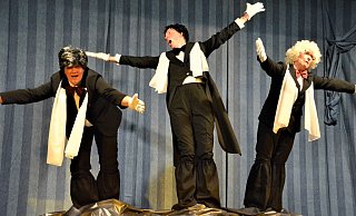Zu den Höhepunkten des Karnevalsprogramms gehört der Auftritt der drei Tenöre Sylvia Marxcord, Sandra Aistermann und Luzia Hansen (v. l.). Sie schweben während des Gesangs scheinbar schwerelos umher. - Karin Prignitz Zu den Höhepunkten des Karnevalsprogramms gehört der Auftritt der drei Tenöre Sylvia Marxcord, Sandra Aistermann und Luzia Hansen (v. l.). Sie schweben während des Gesangs scheinbar schwerelos umher. - Karin Prignitz